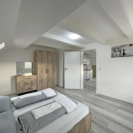 Schickes Fuer 3 Personen Schlafcouch 公寓 *