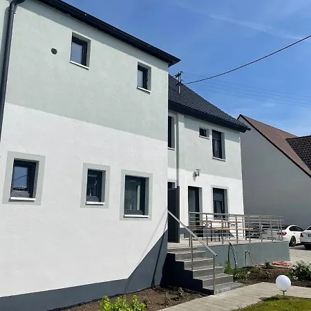 Schickes Fuer 3 Personen Schlafcouch *